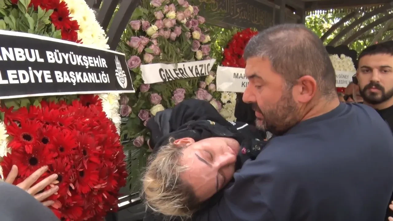 Güllü'nün cenazesinde kızı Tuyan Ülkem'den kahreden sözler! 'Annemi sen mi yıkadın?'