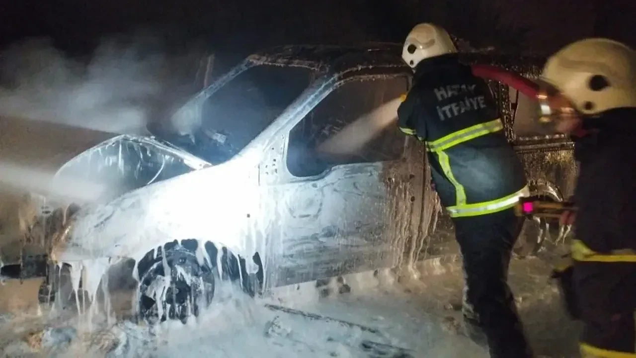 Hatay’da seyir halindeki araç cayır cayır yandı: Araç kullanılmaz hale geldi