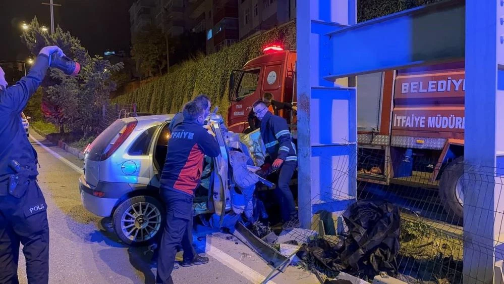 Zonguldak’ta feci kaza: Otomobil üst geçide çarptı, 2 genç hayatını kaybetti