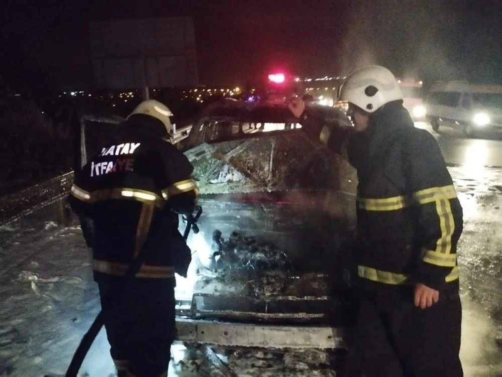 Hatay’da seyir halindeki araç cayır cayır yandı: Araç kullanılmaz hale geldi