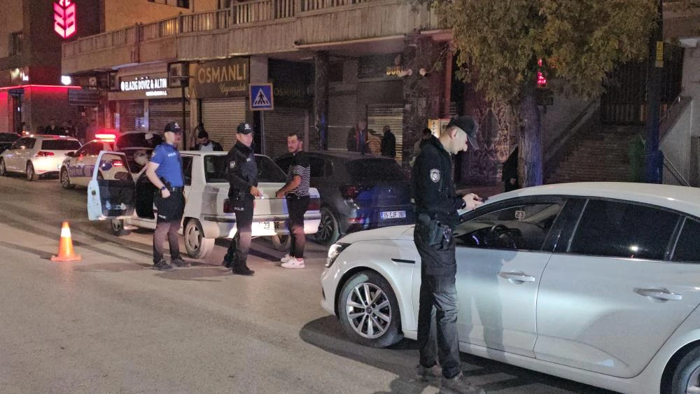 Elazığ’da polisten dev asayiş operasyonu: Yüzlerce araç ve şahıs denetlendi