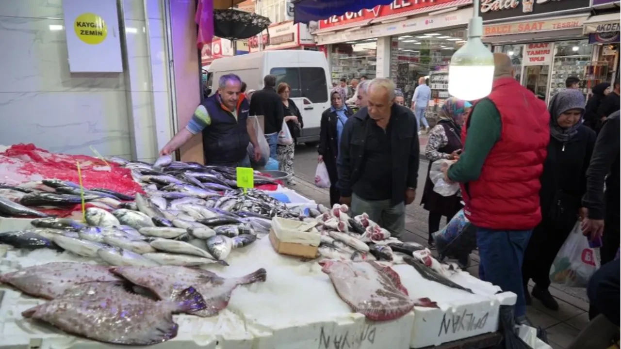 Olumsuz hava balık tezgahlarını vurdu: Balık fiyatları dikkat çekti!