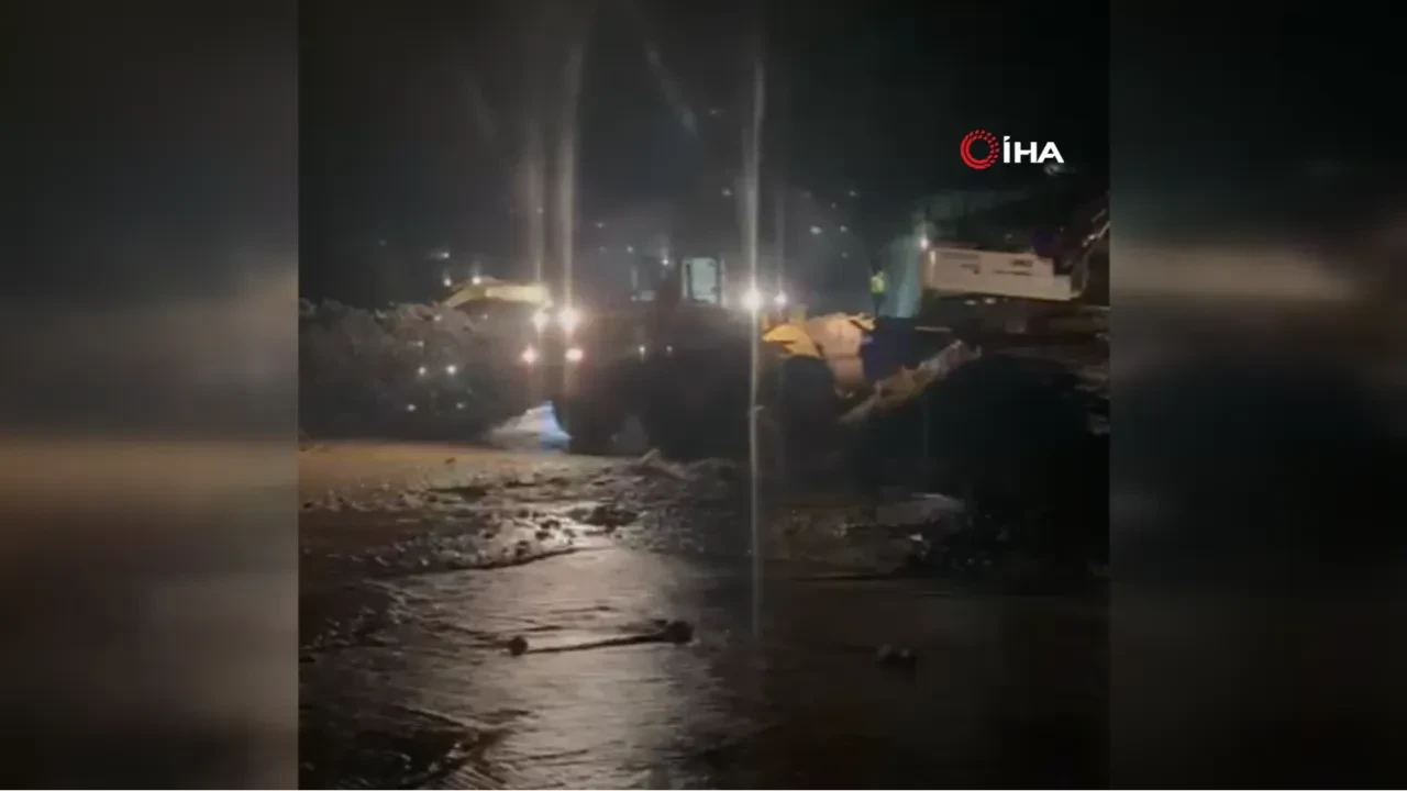 Trabzon’da heyelan: Kapanan yol çalışmalar sonucu tekrar açıldı