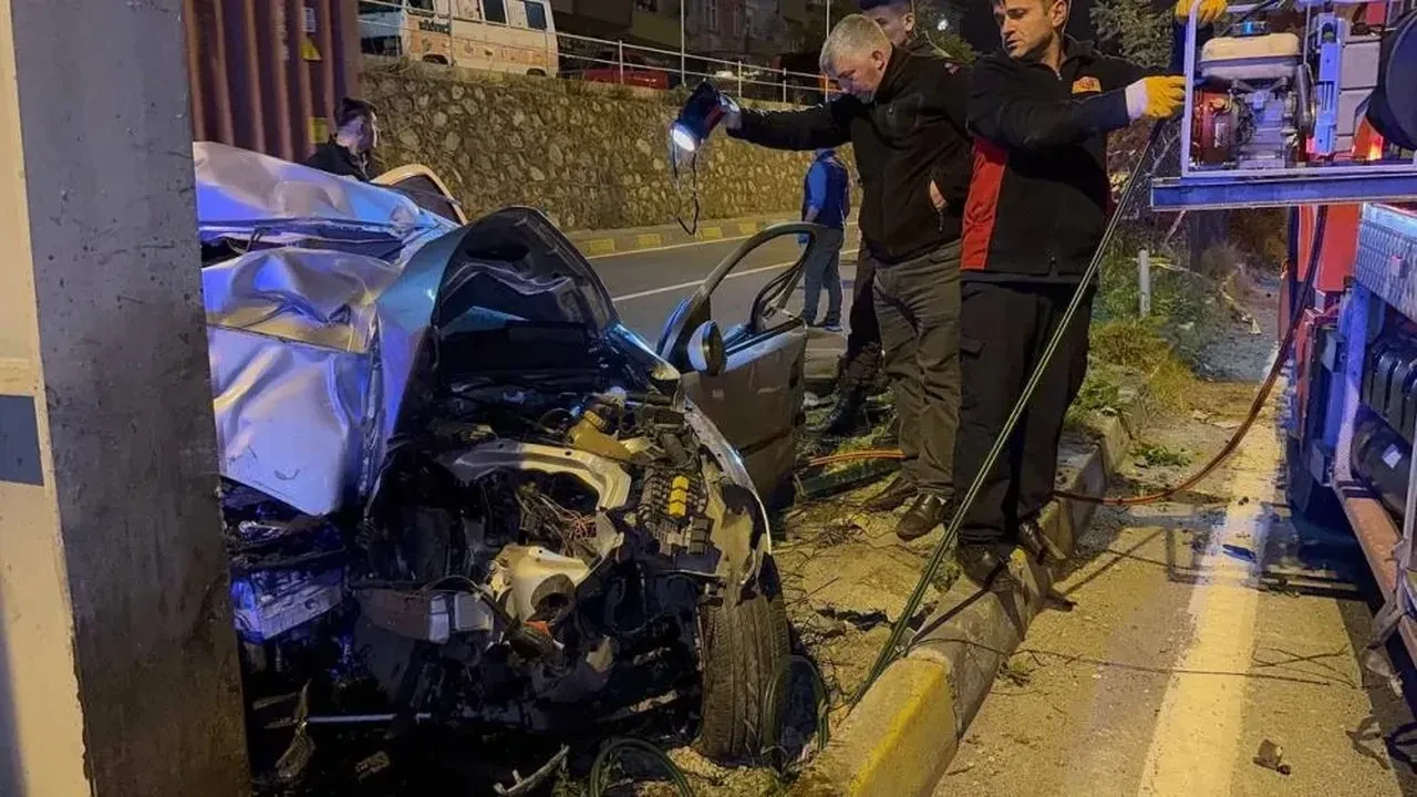 Zonguldak’ta feci kaza: Otomobil üst geçide çarptı, 2 genç hayatını kaybetti