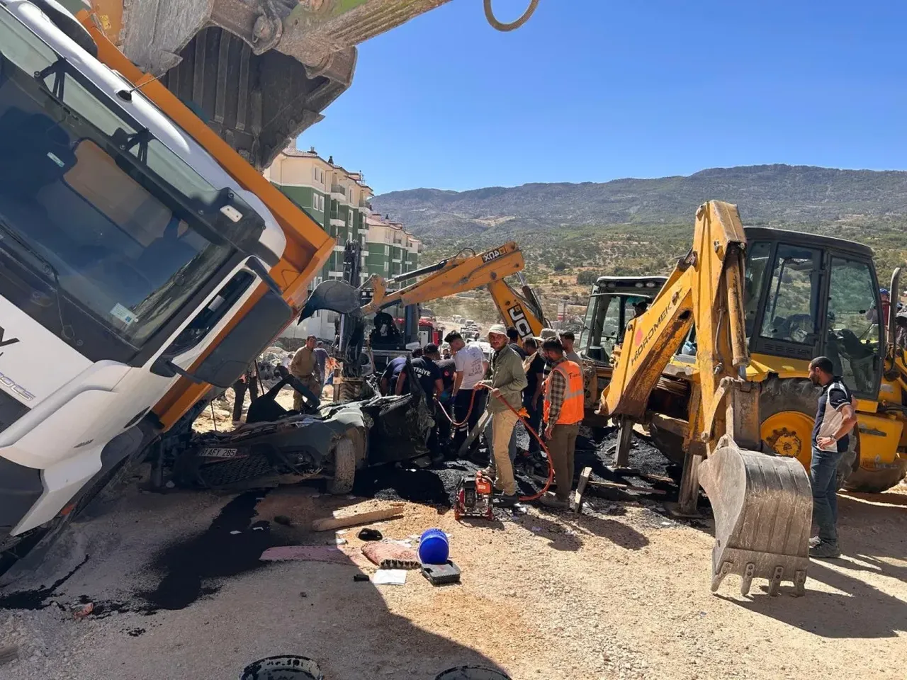 Adıyaman'da feci ölüm! Aracının üstüne kamyon devrildi