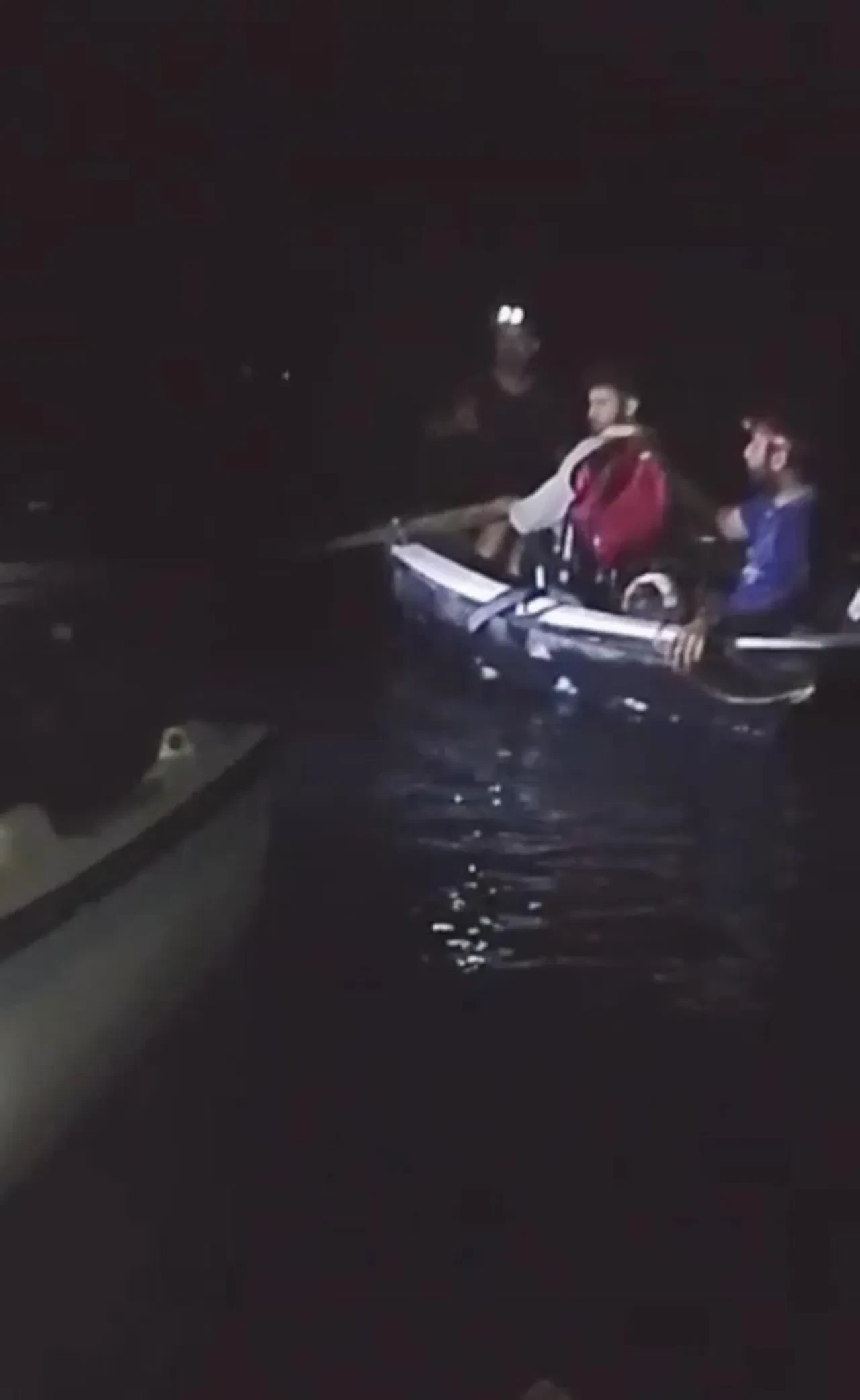 Amatör balıkçılar ölümden döndü! Tekneleri bir anda alabora oldu