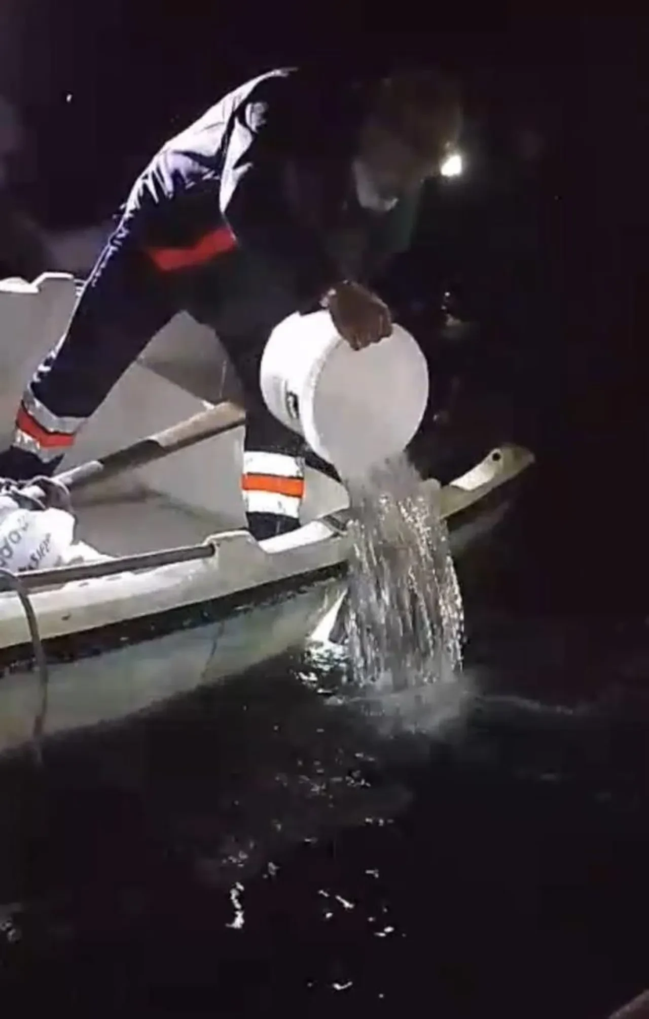 Amatör balıkçılar ölümden döndü! Tekneleri bir anda alabora oldu