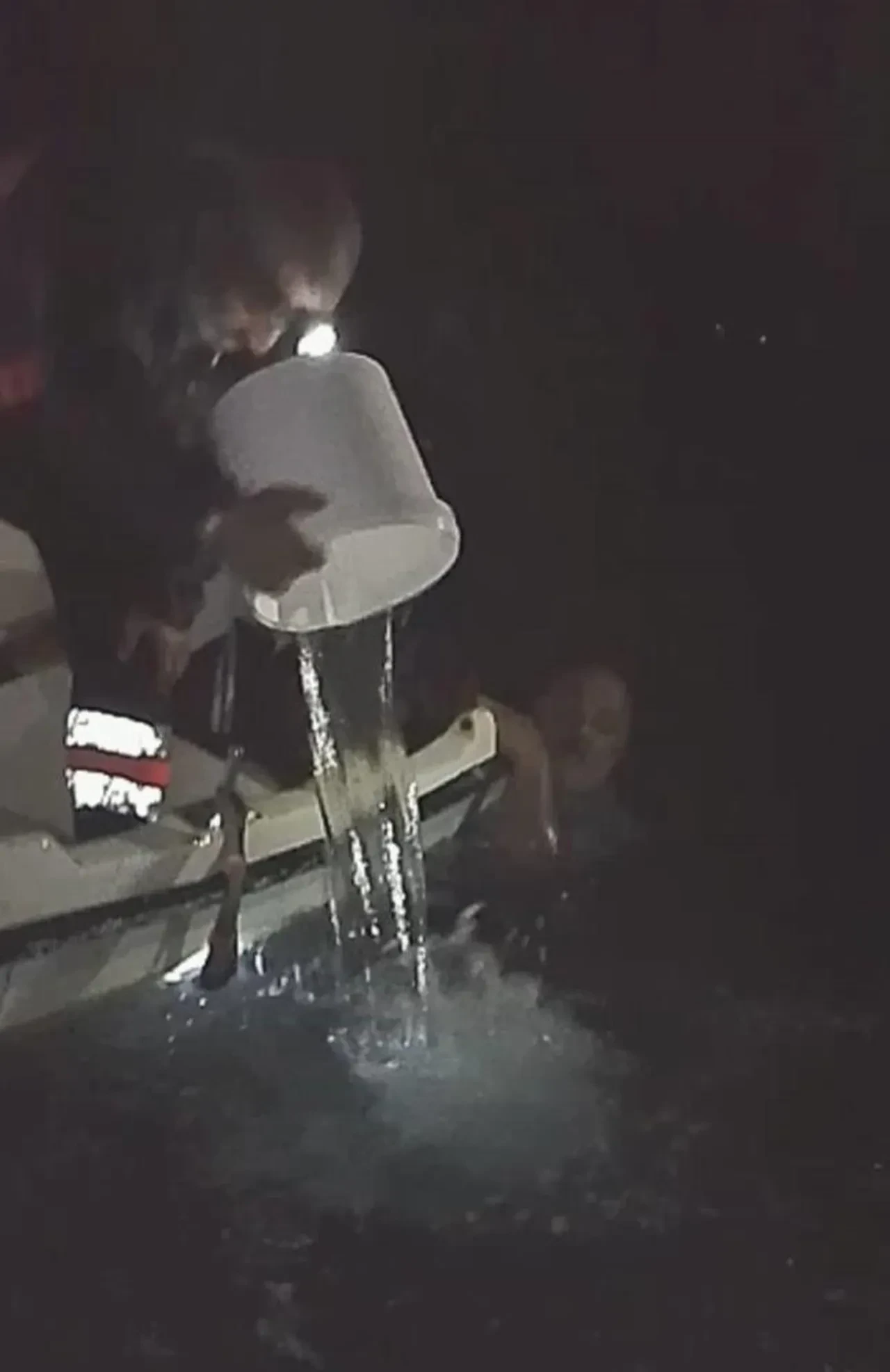 Amatör balıkçılar ölümden döndü! Tekneleri bir anda alabora oldu