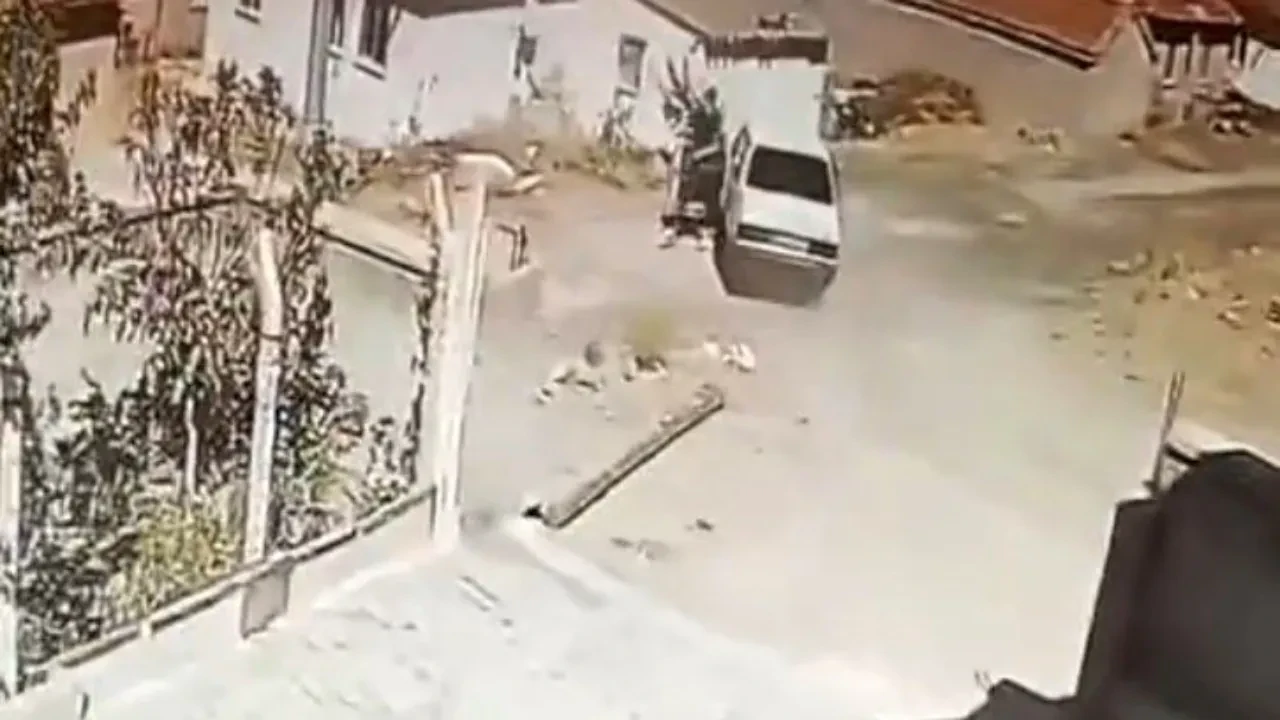 Aracına bindiğine bineceğine pişman oldu! Davetsiz misafiri görünce korkudan kendini dışarı attı