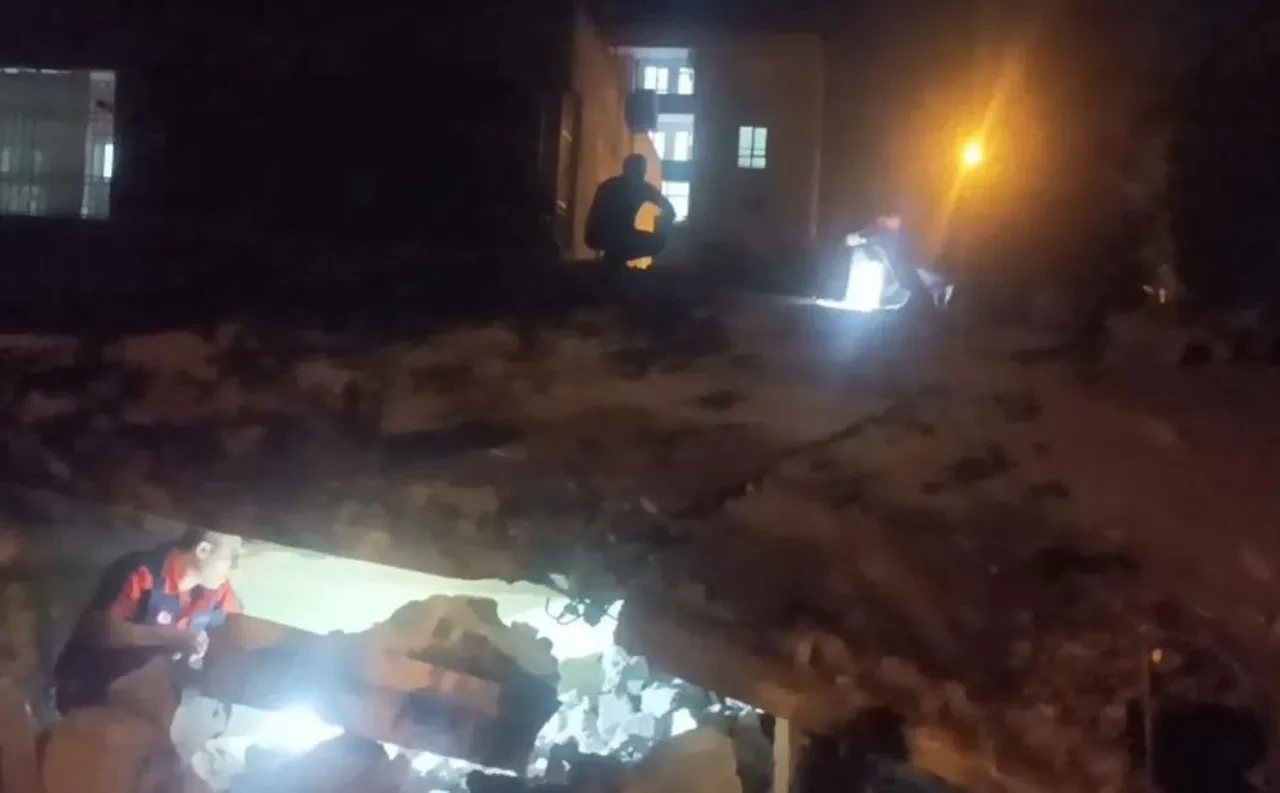 Batman'da bina çöktü! Çok sayıda ekip sevk edildi