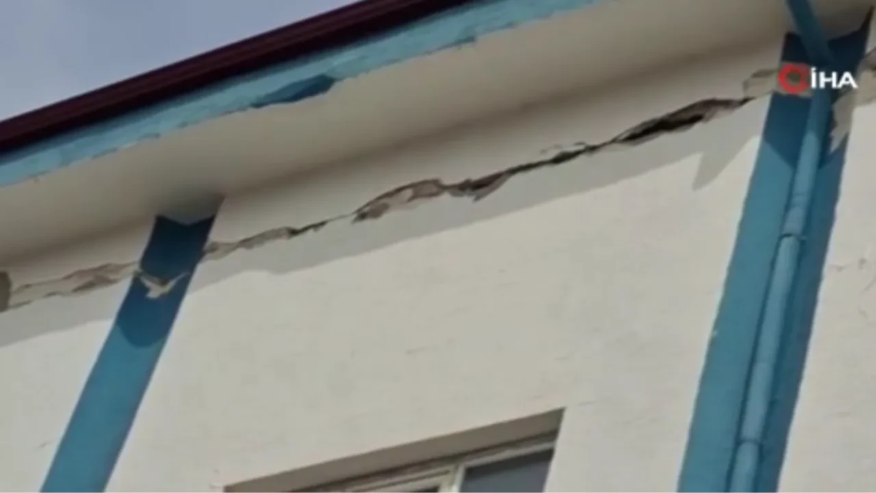 Binalarda geniş çatlaklar! Depremin boyutu gözler önüne böyle serildi