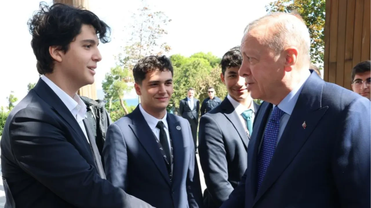 Dede-torun Diplomasi Forumu'nda konuştu: Cumhurbaşkanı Erdoğan torunu Ömer Tayyip Erdoğan ile bir araya geldi