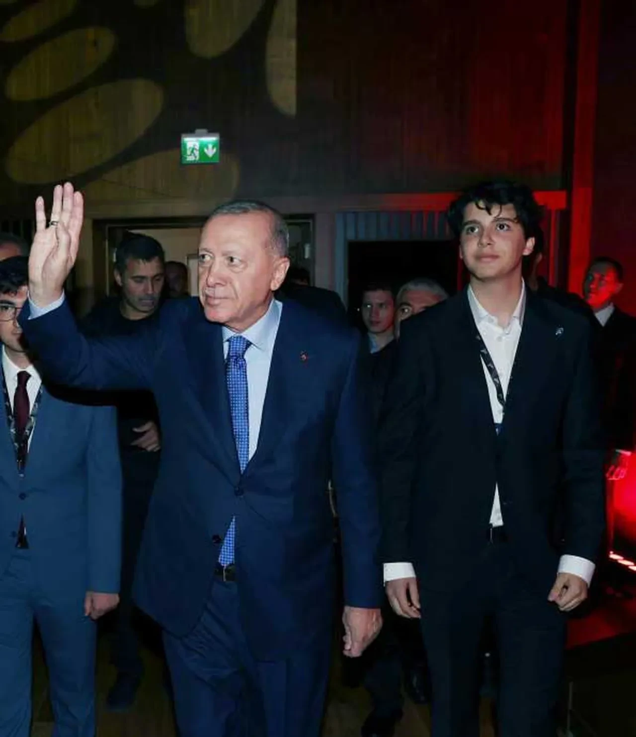 Dede-torun Diplomasi Forumu'nda konuştu: Cumhurbaşkanı Erdoğan torunu Ömer Tayyip Erdoğan ile bir araya geldi