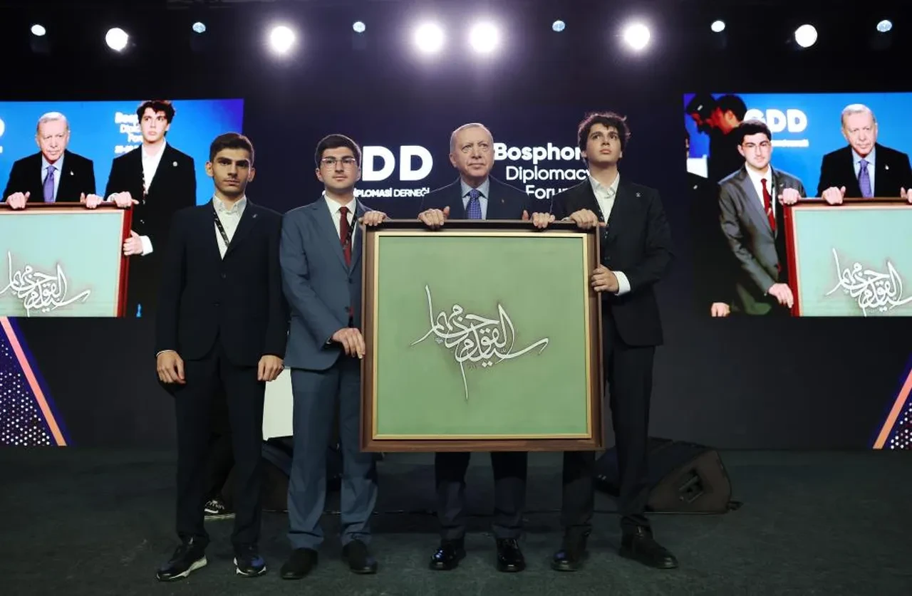 Dede-torun Diplomasi Forumu'nda konuştu: Cumhurbaşkanı Erdoğan torunu Ömer Tayyip Erdoğan ile bir araya geldi