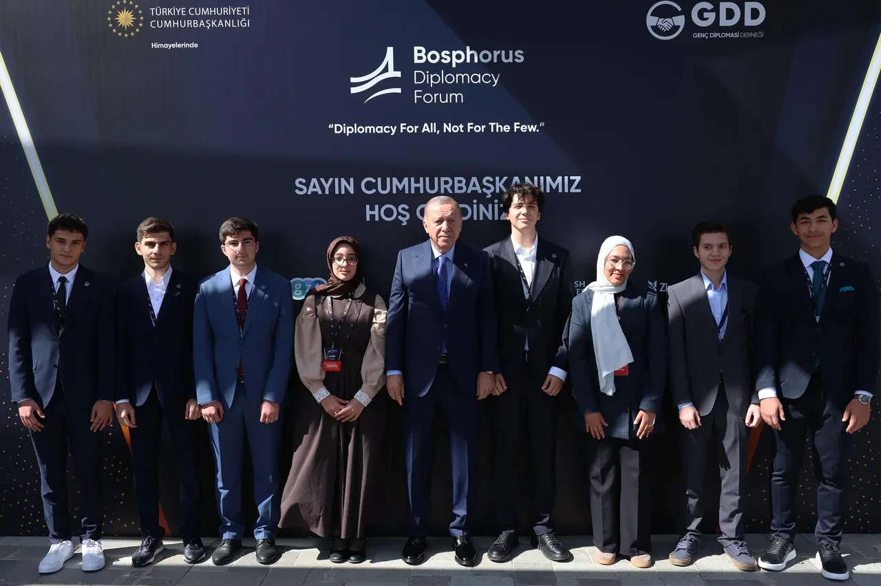 Dede-torun Diplomasi Forumu'nda konuştu: Cumhurbaşkanı Erdoğan torunu Ömer Tayyip Erdoğan ile bir araya geldi