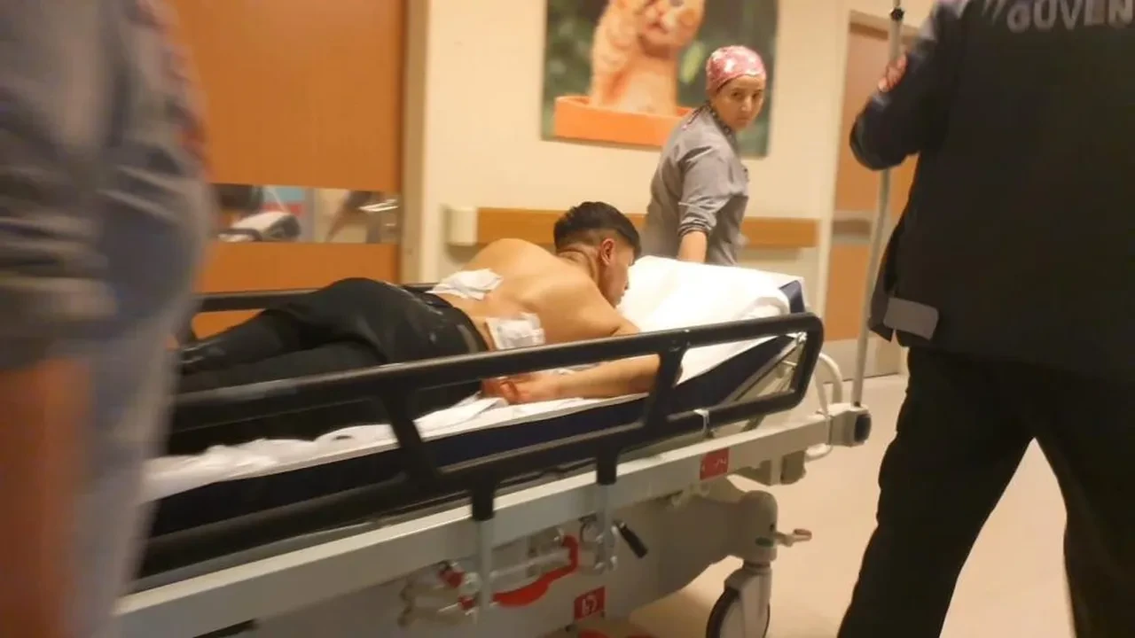 Husumetlilerin kavgasında kan döküldü! Tarafların yakınları hastaneyi birbirine kattı