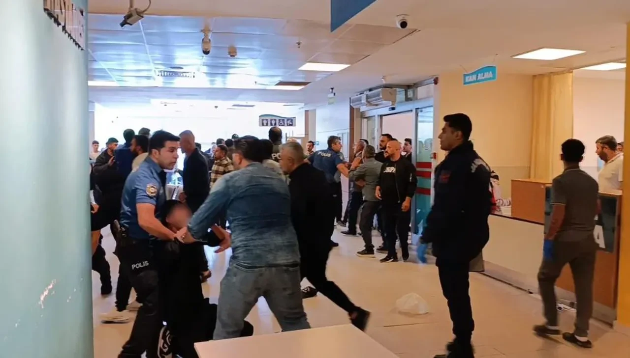 Husumetlilerin kavgasında kan döküldü! Tarafların yakınları hastaneyi birbirine kattı
