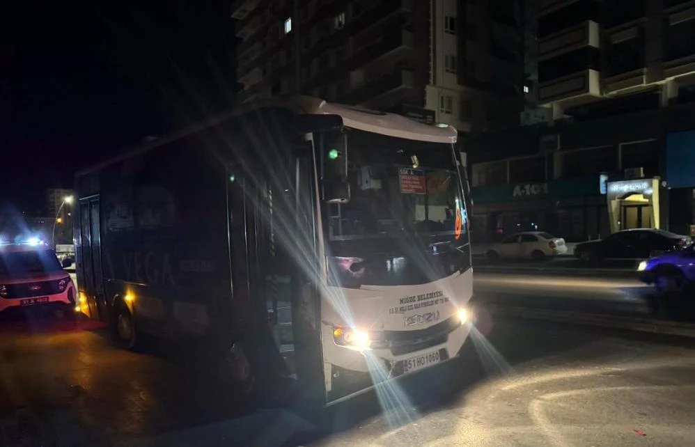 Niğde-Bor Otoyolu’nda midibüs kazası: 1 yaralı!