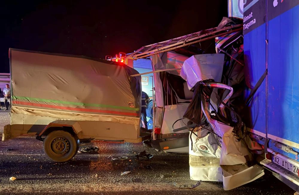 Mersin’de tarım işçilerini taşıyan minibüs tıra çarptı: 3 ölü, 16 yaralı