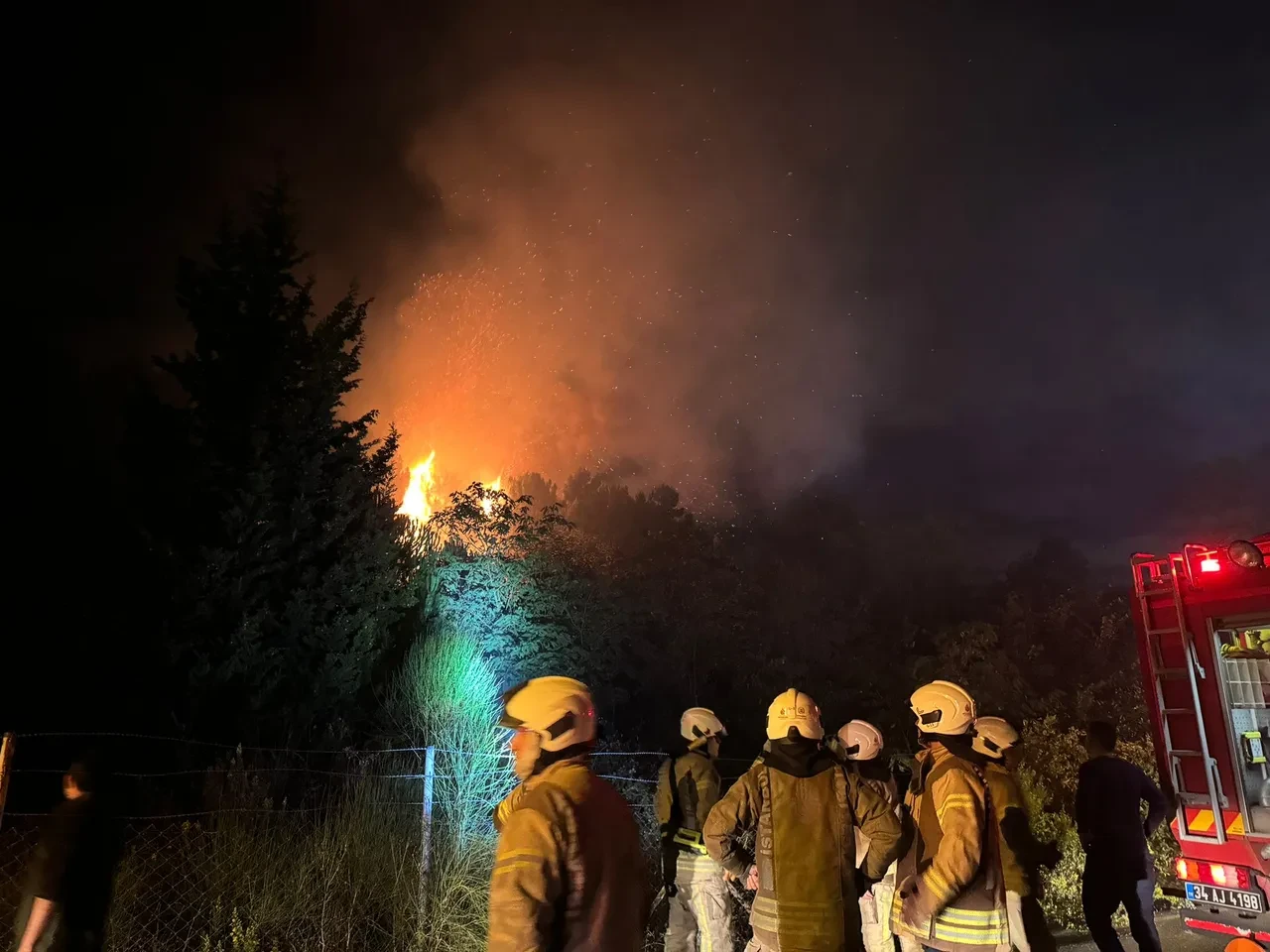 İstanbul'da orman yangını: Bir anda alevler yükseldi