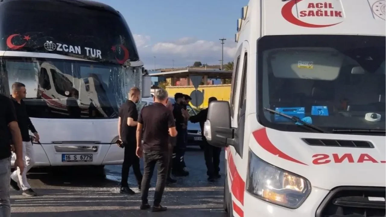 Kaza yerinde büyük panik! Araçlar birbirine girdi: Çok sayıda yaralı var 