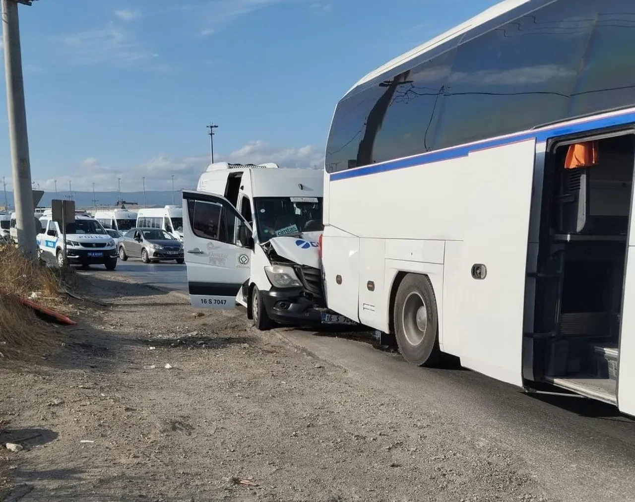 Kaza yerinde büyük panik! Araçlar birbirine girdi: Çok sayıda yaralı var