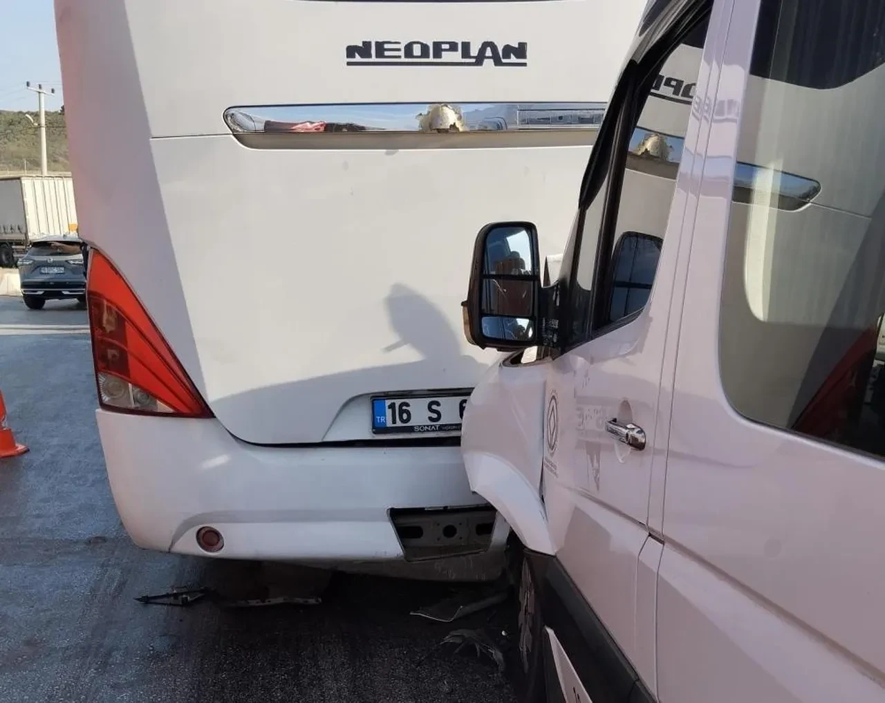 Kaza yerinde büyük panik! Araçlar birbirine girdi: Çok sayıda yaralı var