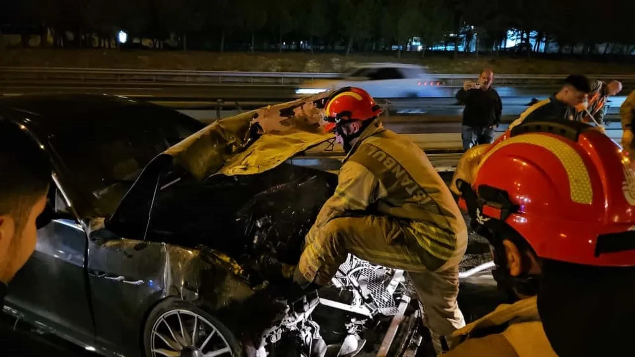 Lüks aracıyla hız gösterisi yapmaya kalktı! Korkunç kazadan yaya olarak kaçtı