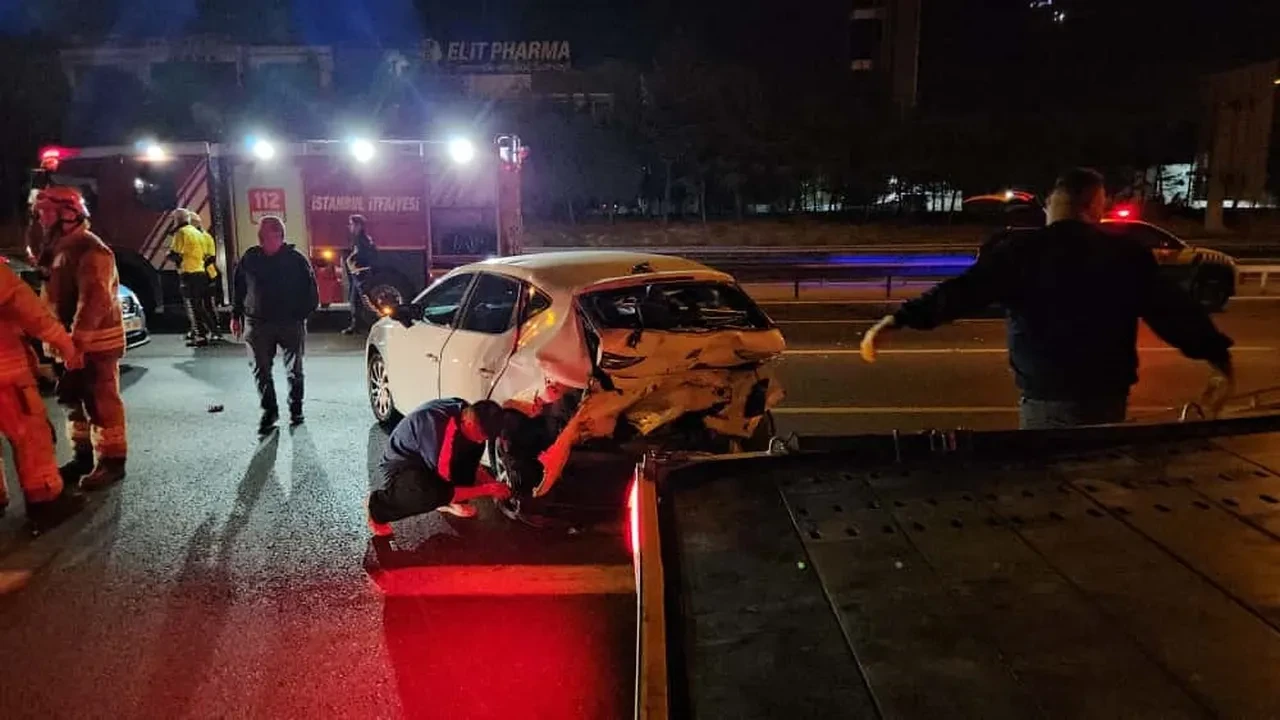 Lüks aracıyla hız gösterisi yapmaya kalktı! Korkunç kazadan yaya olarak kaçtı