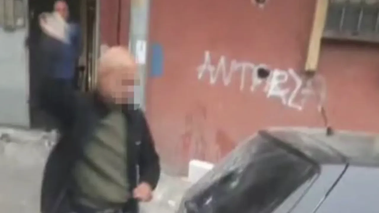 Alkollü maganda dehşet saçtı! Komşusunun aracına taşla böyle saldırdı