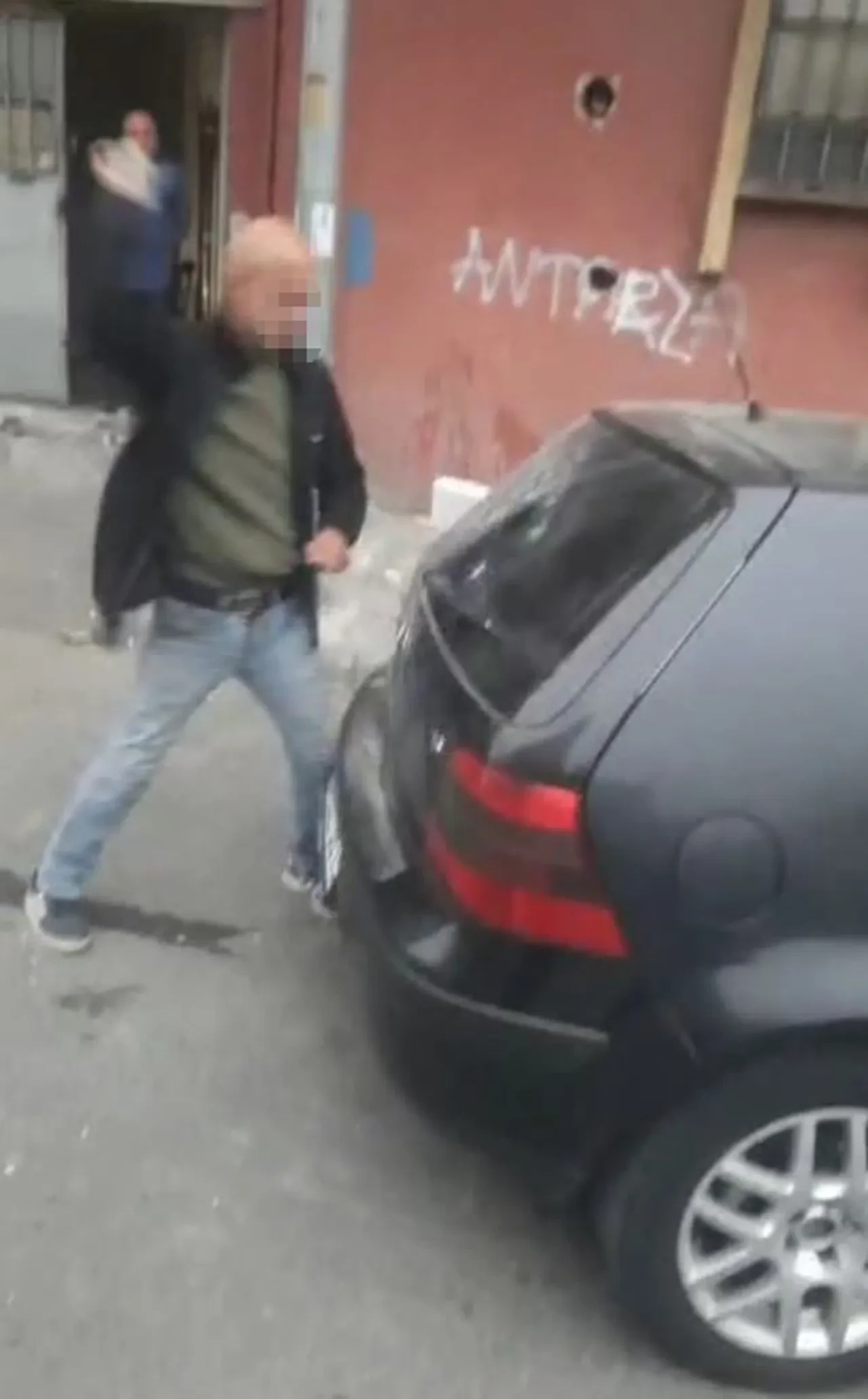 Alkollü şahıs dehşet saçtı! Ağza alınmayacak küfürler eden adam etrafa saldırdı