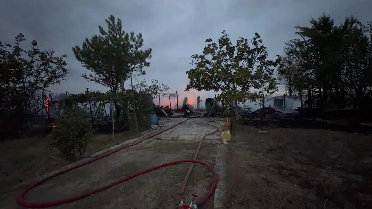 Bağ evi adeta alev topuna dönüştü! Geriye sadece kül kaldı