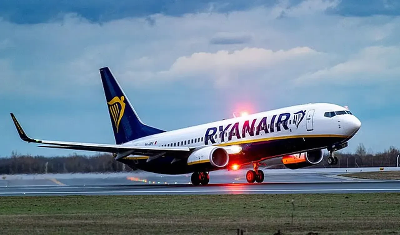 Biri pasaportunu yedi biri klozete atmaya çalıştı! Havada garip anlar