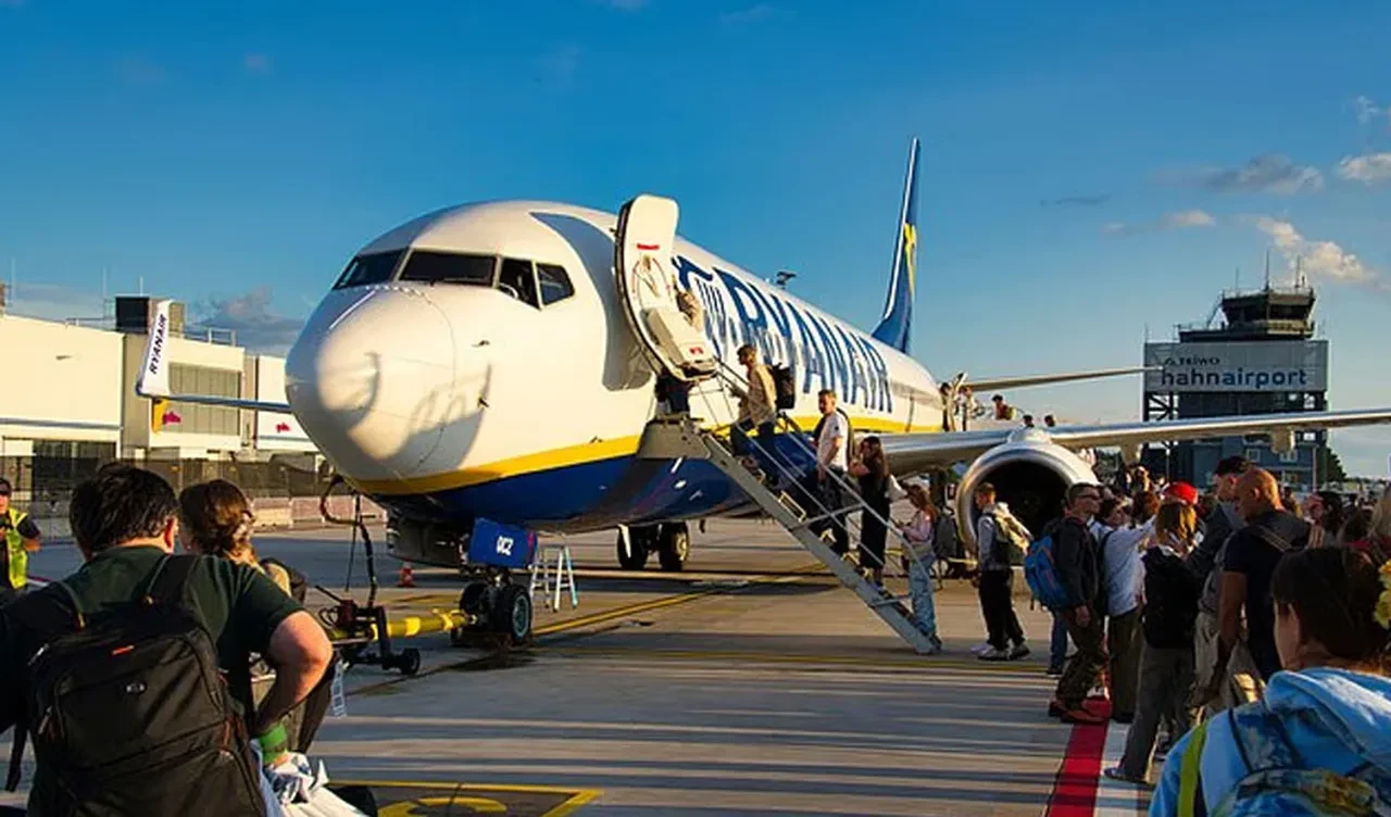 Biri pasaportunu yedi biri klozete atmaya çalıştı! Havada garip anlar
