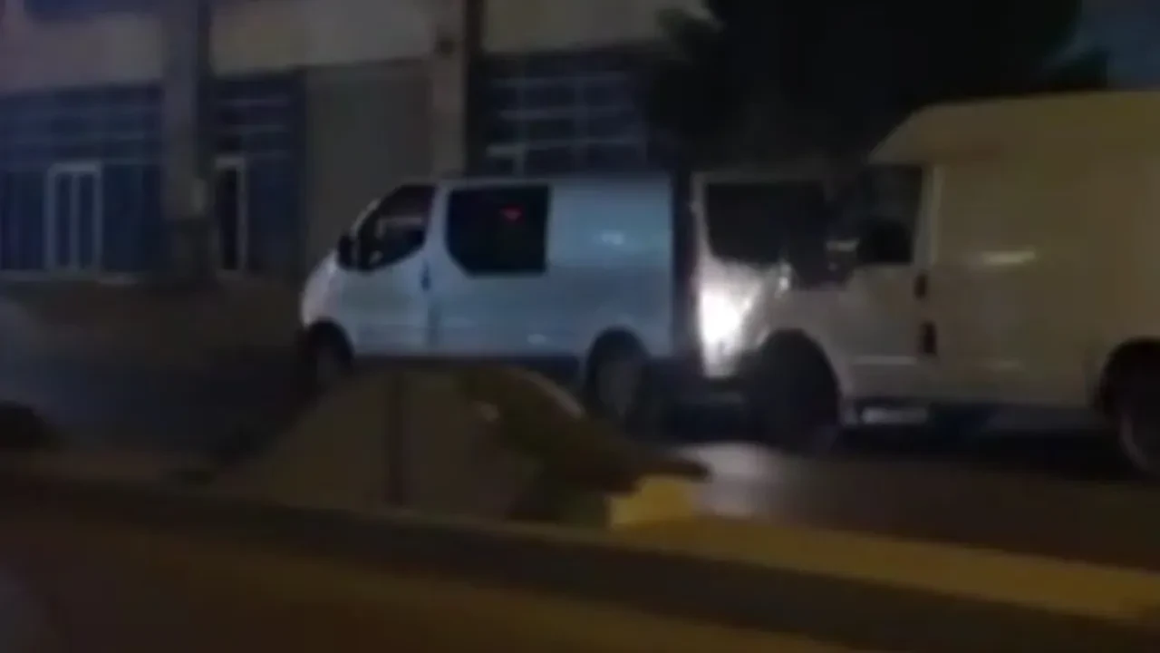 Bozulan aracı başka bir araçla itti! Tehlikeli yolculuk kamerada