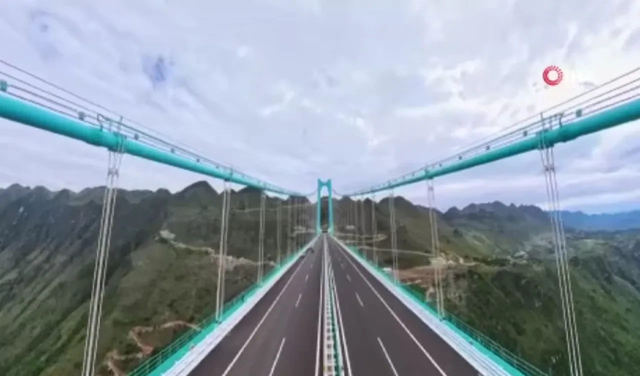 Dünyanın en yüksek köprüsü trafiğe açıldı! Golden Gate Köprüsü'nden 9 kat daha yüksek