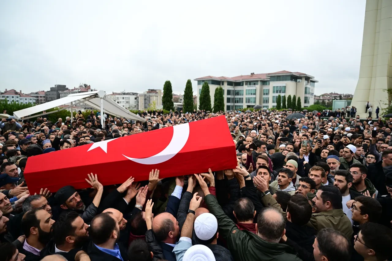 Eserleriyle Yavuz Bülent Bakiler! Türk Edebiyatının Milli Sesi son yolculuğuna uğurlandı