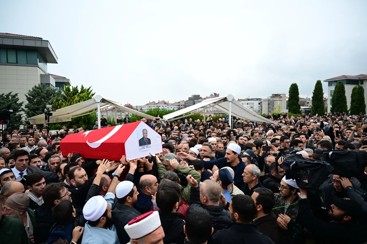 Eserleriyle Yavuz Bülent Bakiler! Türk Edebiyatının Milli Sesi son yolculuğuna uğurlandı