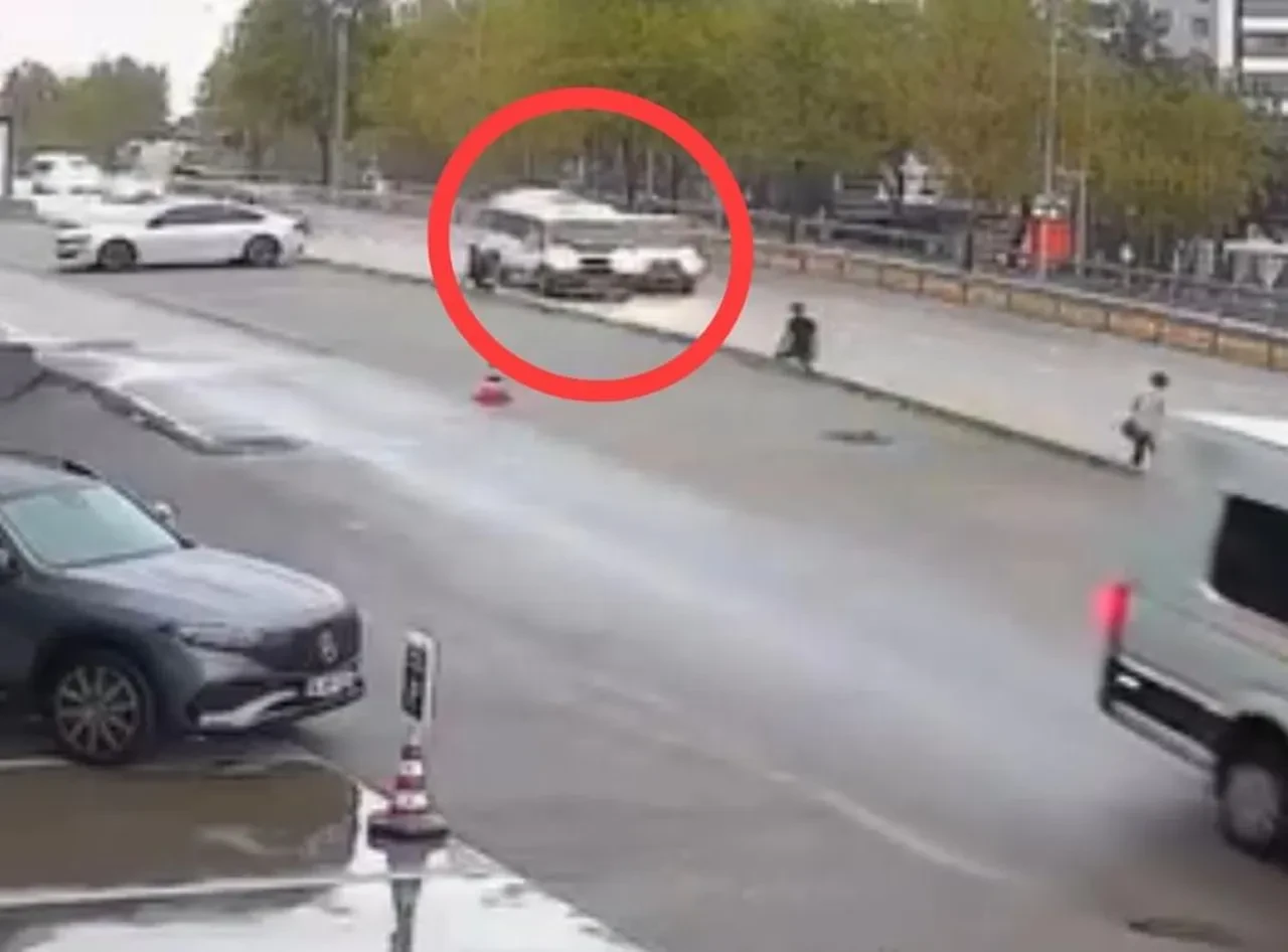 Felaket anları kameralara yansıdı! Ölümden kıl payı kurtuldular