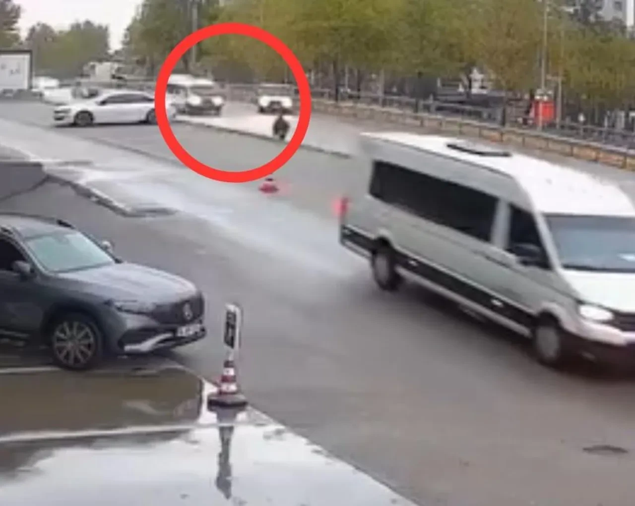 Felaket anları kameralara yansıdı! Ölümden kıl payı kurtuldular