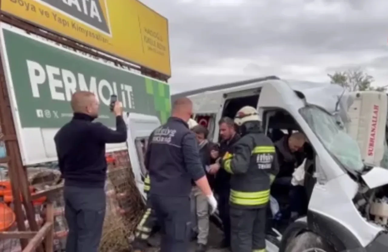 İşçi servisi ve kamyon kafa kafaya çarpıştı! Çok sayıda ölü ve yaralı var