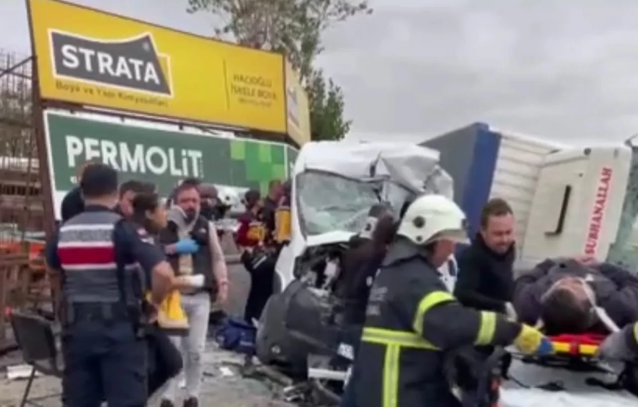 İşçi servisi ve kamyon kafa kafaya çarpıştı! Çok sayıda ölü ve yaralı var