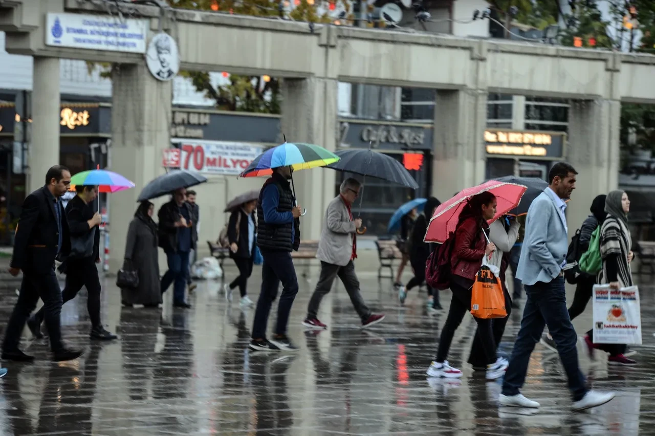 İstanbul, Ankara ve İzmir'de sağanak! Meteoroloji saat vererek uyardı