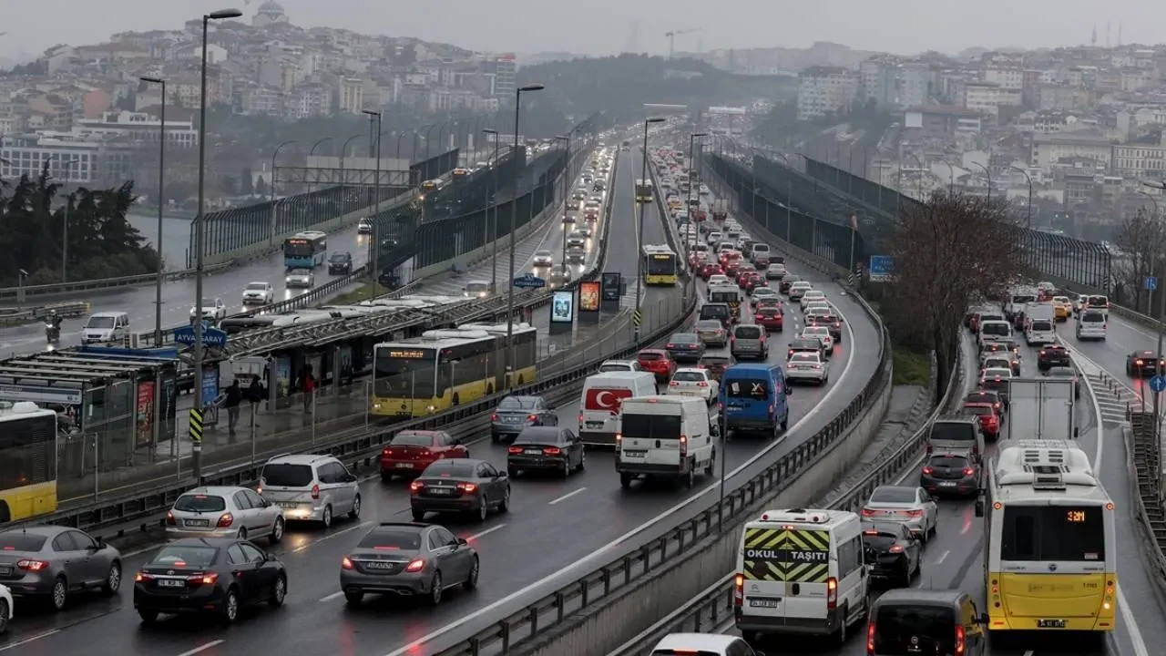 İstanbul'da sağanak trafiği felç etti! Araçlar ilerleyemiyor: Yoğunluk yüzde 85