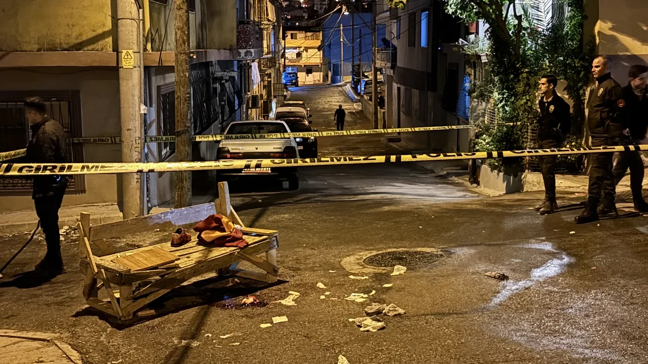 İzmir'de bıçaklı saldırgan iki mahallede dehşet saçtı: 1 ölü, 2 yaralı