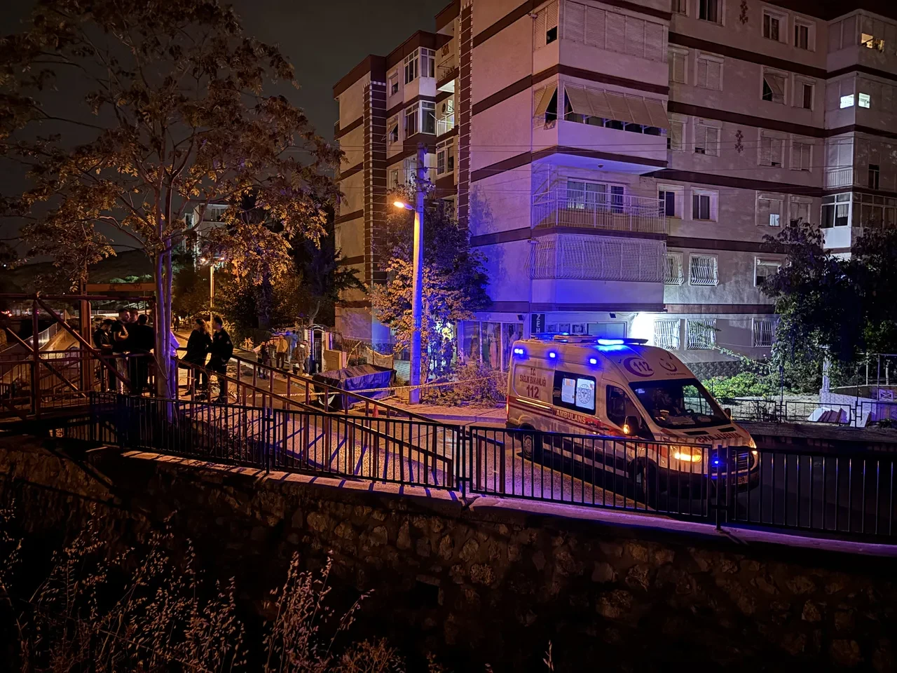 İzmir'de bıçaklı saldırgan iki mahallede dehşet saçtı: 1 ölü, 2 yaralı