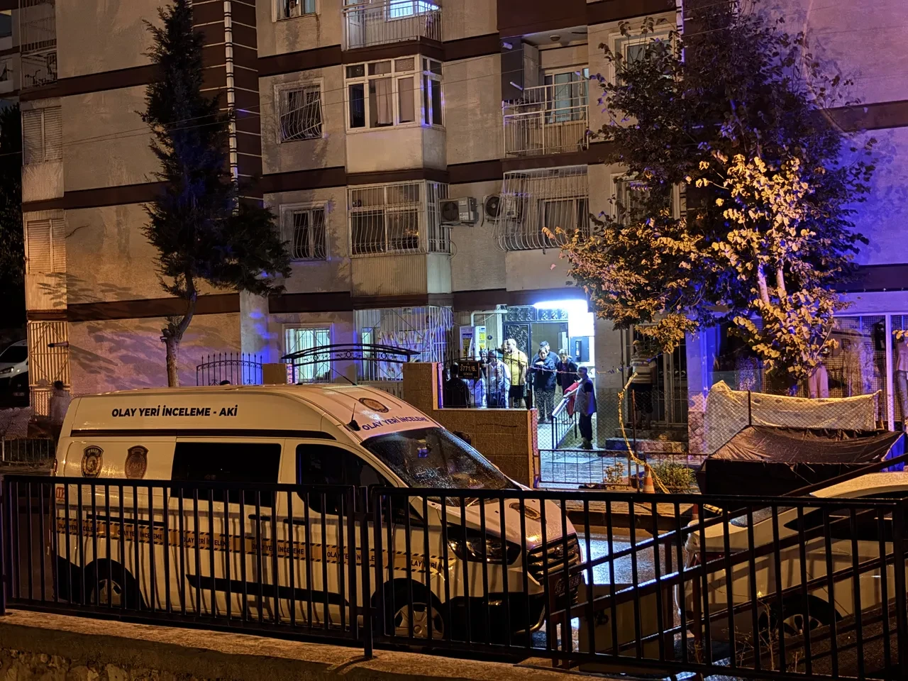 İzmir'de bıçaklı saldırgan iki mahallede dehşet saçtı: 1 ölü, 2 yaralı