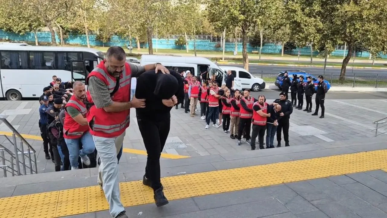 Kandırdıkları milletin paralarıyla milyarder olmuşlar! 18 ili saran dolandırıcı şebekesi böyle enselendi