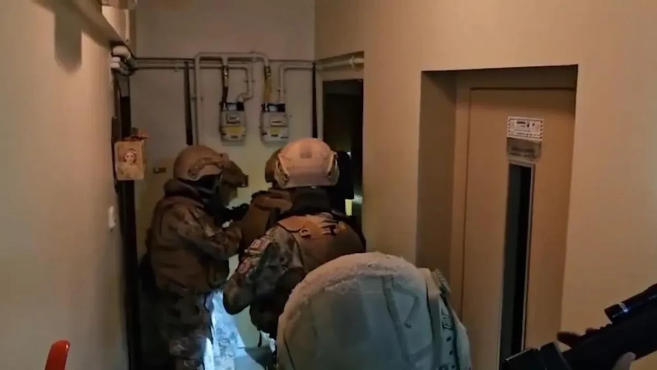 Kandırdıkları milletin paralarıyla milyarder olmuşlar! 18 ili saran dolandırıcı şebekesi böyle enselendi