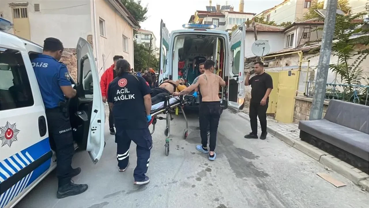 Kaza yapan sürücü bıçaklanmış halde bulundu! 17 yaşındaki genç kız gözaltına alındı